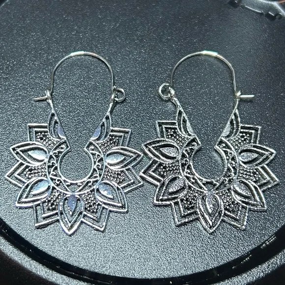 Elegant Silver-tone Mandala Earrings - Picture 1 of 3